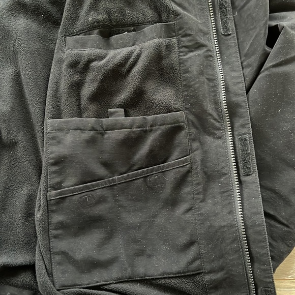 Fleece-lined windbreaker. Hood can disappear into zippered pouch. - Picture 4 of 4